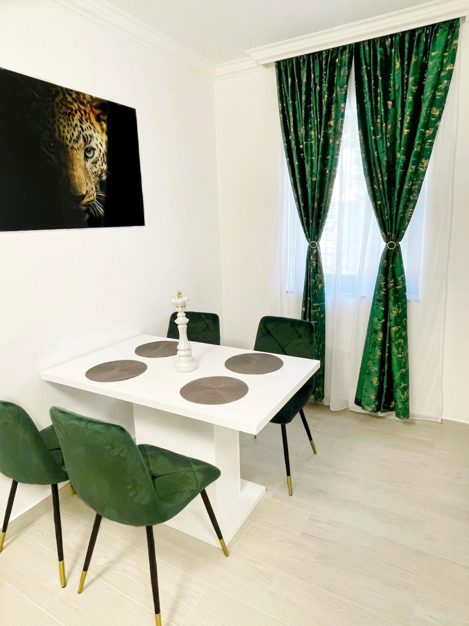 Rv Premium Apartments Арад Екстериор снимка